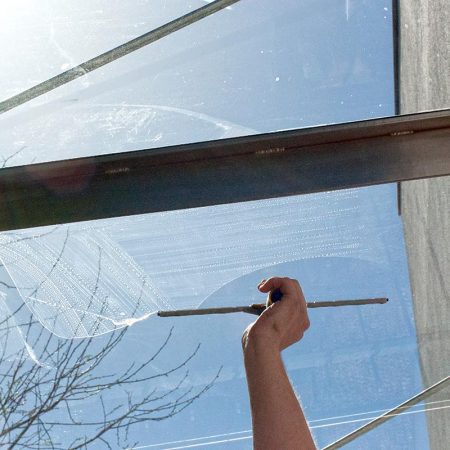 Fensterputzer Hamburg bei der Reinigung vom Wintergarten.